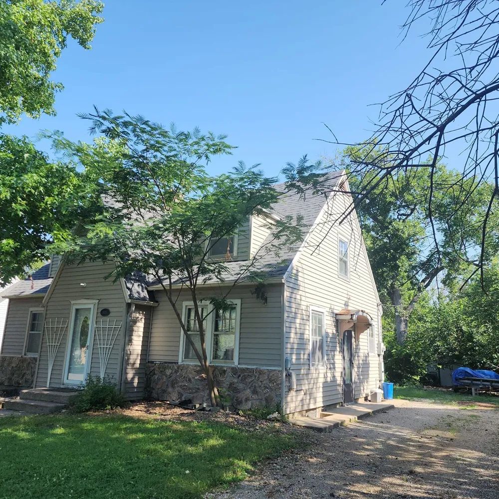 Steep-pitch shingle roof replacement in Clinton, Missouri